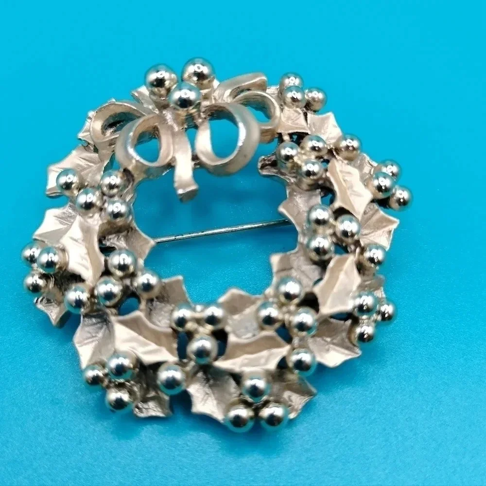 Gold Tone Fashion Christmas Wreath Brooch Pin 1 1/2'